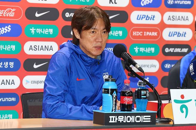 <yonhap photo-5464=""> 파라과이전 앞두고 기자회견하는 홍명보 감독 (고양=연합뉴스) 서대연 기자 = 대한민국 축구 국가대표팀 홍명보 감독이 파라과이와의 평가전을 하루 앞둔 13일 경기도 고양시 고양종합운동장에서 열린 공식기자회견에서 발언하고 있다. 2025.10.13 dwise@yna.co.kr/2025-10-13 15:32:36/ <저작권자 ⓒ 1980-2025 ㈜연합뉴스. 무단 전재 재배포 금지, AI 학습 및 활용 금지></yonhap>