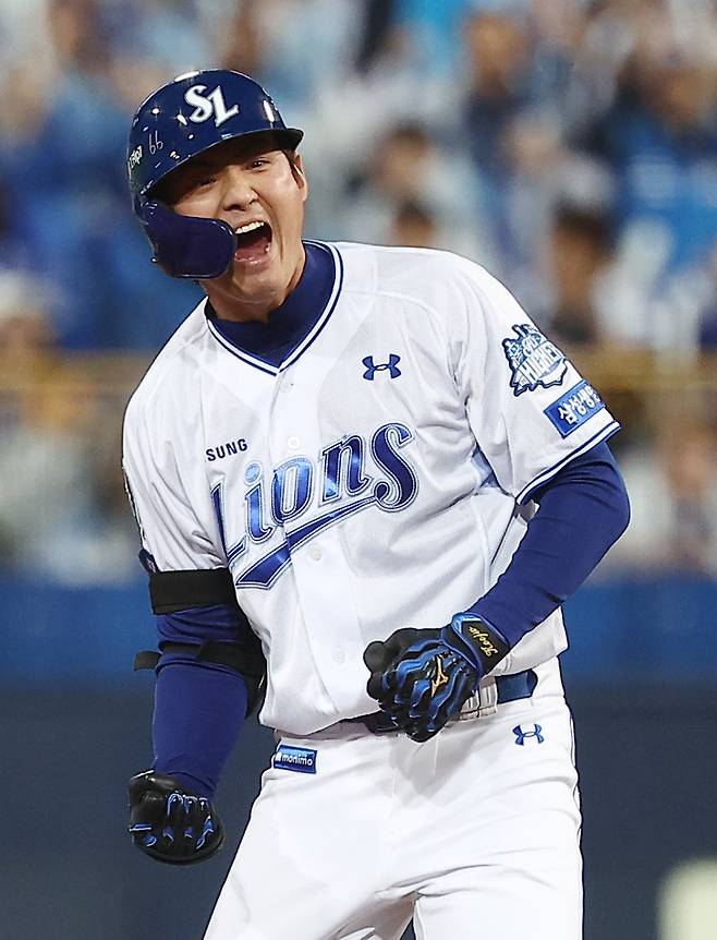 <yonhap photo-7489="">13일 대구 삼성라이온즈파크에서 열린 2025 KBO 프로야구 포스트시즌 준플레이오프 3차전 SSG 랜더스와 삼성 라이온즈의 경기. 3회말 2사 2루 삼성 구자욱이 1타점 2루타를 치고 기뻐하고 있다. 2025.10.13 [연합뉴스]</yonhap>