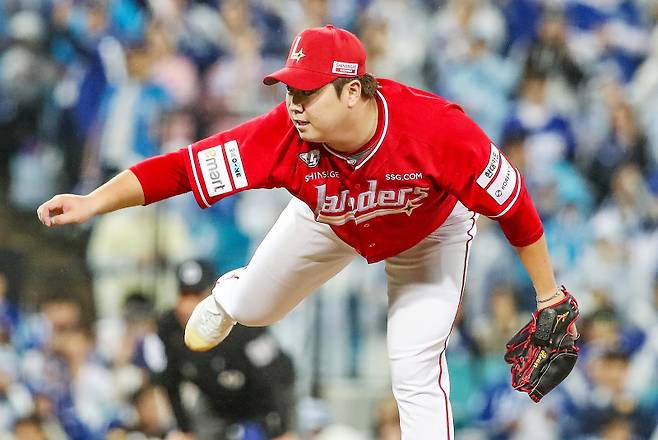 13일 준플레이오프 3차전에서 투구하는 이로운. SSG 제공