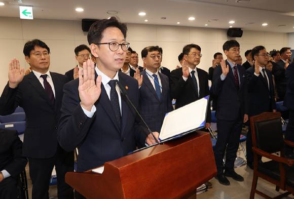 배경훈 부총리 겸 과학기술정보통신부 장관이 13일 정부세종청사에서 열린 국회 과학기술정보방송통신위원회의 과학기술정보통신부에 대한 국정감사에서 증인 선서를 하고 있다. [사진=연합뉴스]