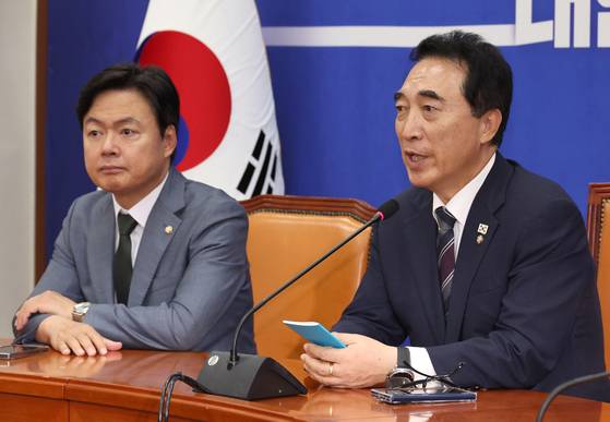 이재명 정부 첫 국정감사를 하루 앞둔 12일 여야는 국회에서 기자간담회를 열어 각각 ‘내란 세력 청산’과 ‘정부 실정 부각’을 하겠다며 격돌을 예고했다. 왼쪽부터 더불어민주당 김현정 원내대변인·박수현 수석대변인. [뉴시스]