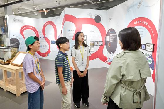 국립과천과학관 곤충생태관 기획전 ‘잠자리를 따라가면 보이는 것들’을 기획한 이혜린(맨 오른쪽) 연구사가 소중 학생기자단에게 설명하고 있다.