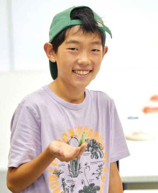 사마귀를 좋아해 키우기도 하는 김산하 학생기자가 기후변화 생물지표종 중에서도 적응을 잘해 서식지를 넓혀가는 넓적배사마귀를 관찰했다.