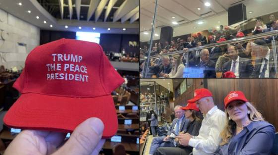 일부 청중은 ‘트럼프, 평화의 대통령(Trump, President of Peace)’이라는 문구가 새겨진 붉은 모자를 쓰고 자리에 앉아 있었다. 사진 엑스 캡처