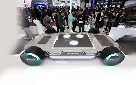 3월 ‘인터배터리 2025’ LG에너지솔루션 부스에 전시된 전기차 하부 모형. [연합뉴스]