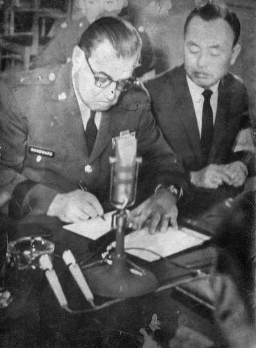 미국 우드워드 소장(왼쪽)이 1968년 12월 23일 판문점에서 열린 회담에서 82명의 푸에블로호 승무원 인수문서에 서명하고 있다. [중앙포토]