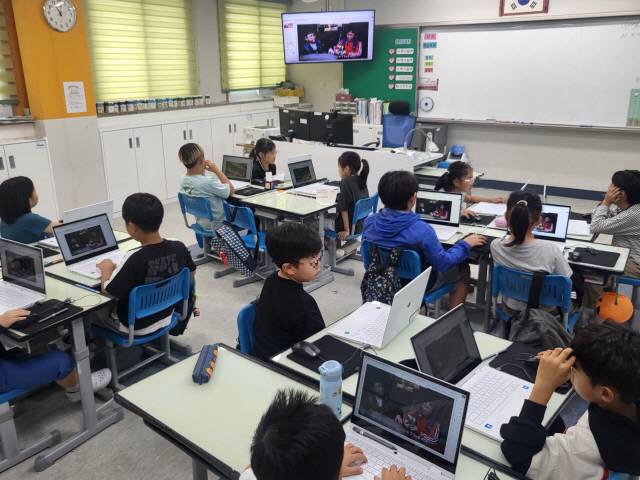 2일 춘천 금병초 3학년 2반 수업 시간 중 강원아이로가 사용되고 있다. 교사의 모니터와 학생들의 모니터가 미러링돼 같은 영상이 재생되고 있다.
