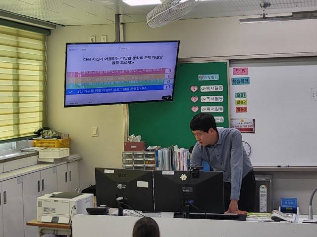 교사가 낸 문제를 각자 풀어볼 수 있으며 학생들의 정답률도 바로 확인이 가능하다.&nbsp;