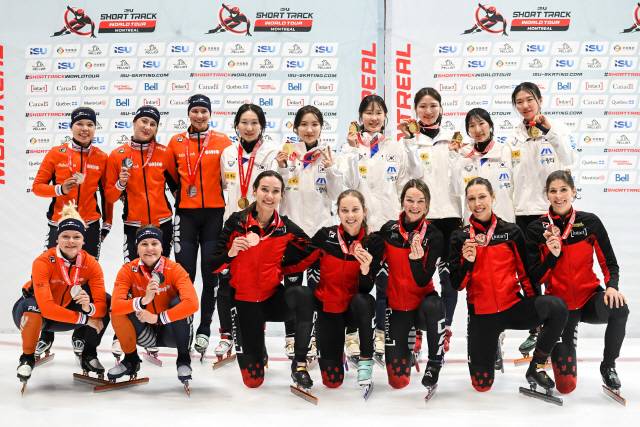 ▲ 한국 쇼트트랙 국가대표팀이 12일(한국 시간) 캐나다 몬트리올에서 열린 2025-2026 ISU 쇼트트랙 월드투어 1차 대회 여자 3000m 계주에서 금메달을 차지한 뒤 기념 촬영하고 있다.  연합뉴스