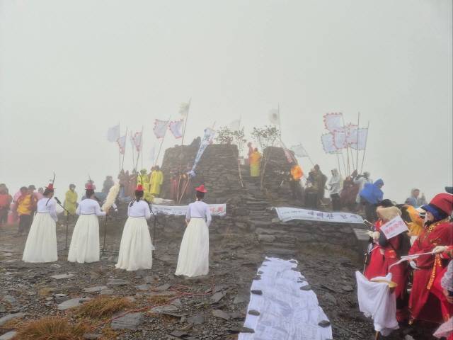 ▲ 태백문화원이 주관한 단군기원 4358년 ‘태백산 천제’가 하늘이 열린 날 개천절인 3일 민족의 영산 태백산 천제단에서 봉행됐다. 단군기원 4358년 태백산 천제 모습. 전인수 기자