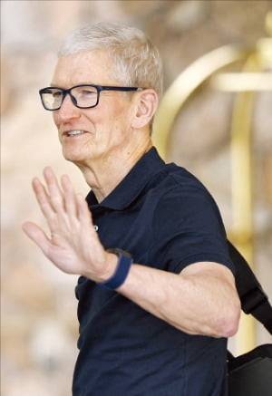 팀 쿡 애플 CEO가 지난 7월 ﻿미국 아이다호주﻿ ‘선밸리 콘퍼런스’에 참석해 취재진을 향해 인사하고 있다.   AFP연합뉴스