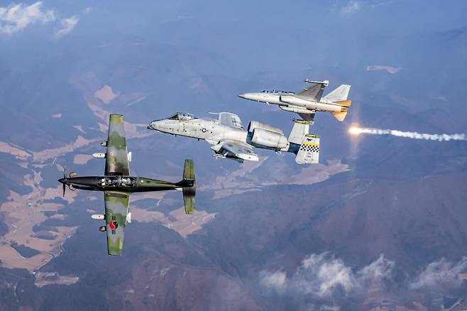 한·미 공군이 1월 22일 공군 원주기지에서 공군 대대급 연합공중훈련 쌍매훈련을 실시하고 있다. 왼쪽부터 한 KA-1, 미 A-10, 한 FA-50. 사진=공군