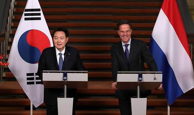 2023년 12월 윤석열 당시 대통령과 마르크 뤼터 네덜란드 총리가 네덜란드 헤이그 총리실에서 열린 한·네덜란드 정상 공동기자회견에서 질의응답을 하고 있다. 연합뉴스