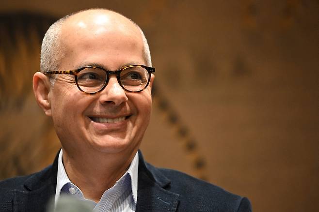 미국·요르단 출신 과학자 오마르 야기가 2025년 노벨 화학상 수상 후 지난 8일 벨기에 브뤼셀에서 기자회견을 열고 있다. AFP연합뉴스