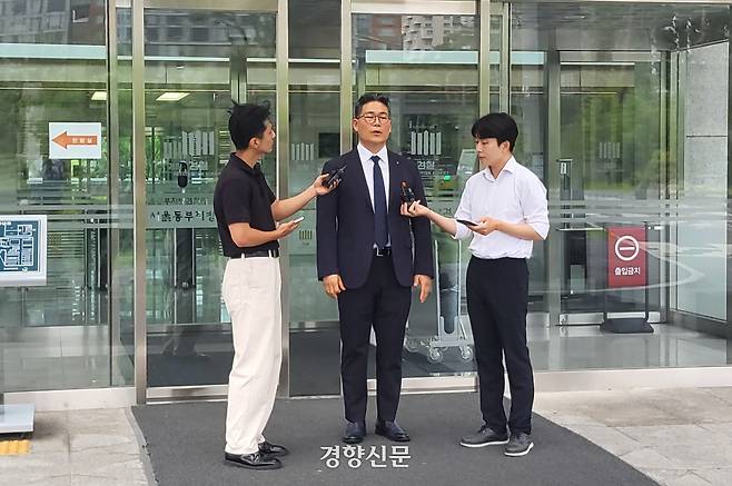 백해룡 전 영등포경찰서 형사과장이 지난 7월17일 서울 송파구 서울동부지검 앞에서 임은정 지검장과의 만남을 마치고 나와 기자들의 질문에 답하고 있다. 김태욱 기자