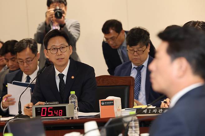 질의 답변 배경훈 부총리 겸 과학기술정보통신부 장관이 13일 정부세종청사에서 열린 국회 과학기술정보방송통신위원회 국정감사에 출석해 여야 의원들의 질의에 답하고 있다. 연합뉴스