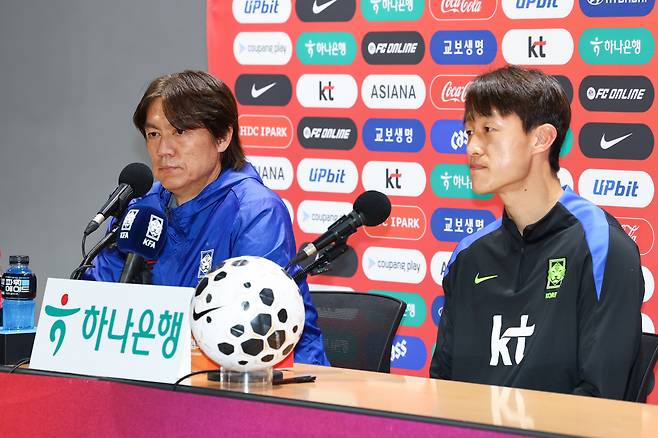 홍명보 축구대표팀 감독과 이재성(오른쪽)이 13일 고양종합운동장에서 진행된 파라과이전 공식 기자회견에서 질문에 답변하고 있다. 연합뉴스