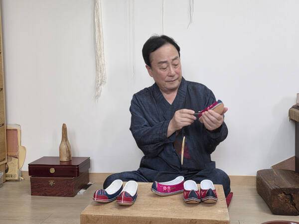 국가무형문화재 제116호 화혜장 보유자 황해봉 장인이 꽃신을 어루 만지고 있다. 장인은 60년 외길로 조선 왕실 갖바치의 맥을 5대째 이어온 국내 유일의 화혜장이다. 한상훈기자