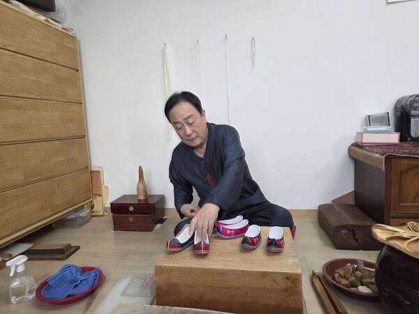 국가무형문화재 제116호 화혜장 보유자 황해봉 장인이 꽃신을 어루 만지고 있다. 장인은 60년 외길로 조선 왕실 갖바치의 맥을 5대째 이어온 국내 유일의 화혜장이다. 한상훈기자