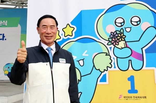 경기도 선수단장인 이원성 경기도체육회장이 제106회 전국체육대회에서 종합우승 4연패 달성을 위한 언론간담회를 갖고 기념촬영을 하고 있다. 경기도체육회 제공