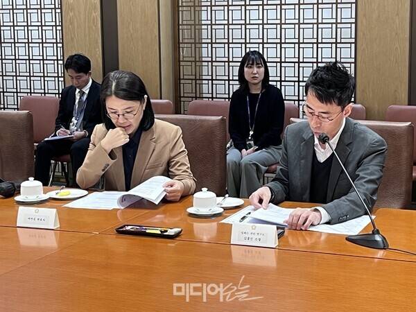 ▲13일 서울 여의도 국회의사당 본관 접견실에서 우원식 국회의장과 국회방송 비정규직 작가, 수어통역사 관련 고용개선 간담회가 열린 가운데, 연구 용역을 수행한 김종진 일하는시민연구소장이 발표하고 있다. 사진=정민경 기자.