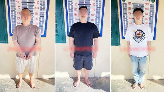 캄보디아 당국 합동단속반이 지난 8월 캄폿주에서 펼친 단속 작전에서 체포한 중국인들을 현지 크메르타임스가 보도했다. 11일(현지시간) 캄보디아 국영 AKP 통신에 따르면 전날 캄보디아 깜폿지방검찰청은 살인과 사기 혐의로 A씨(35) 등 30~40대 중국인 3명을 구속기소했다. 이들은 지난 8월 캄보디아 깜폿주 보꼬산 인근에서 20대 한국인 대학생 박모씨를 살해한 혐의를 받고 있다. [사진출처 = 연합뉴스]