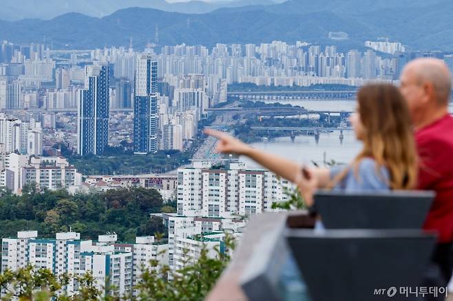 (서울=뉴스1) 안은나 기자 = 서울 아파트값이 4주 연속 상승폭을 키우며 비규제지역 중심으로 과열 현상이 뚜렷해지고 있는 12일 서울 남산에서 외국인 관광객들이 도심 전경을 감상하고 있다. 2025.10.12/뉴스1  Copyright (C) 뉴스1. All rights reserved. 무단 전재 및 재배포,  AI학습 이용 금지. /사진=(서울=뉴스1) 안은나 기자