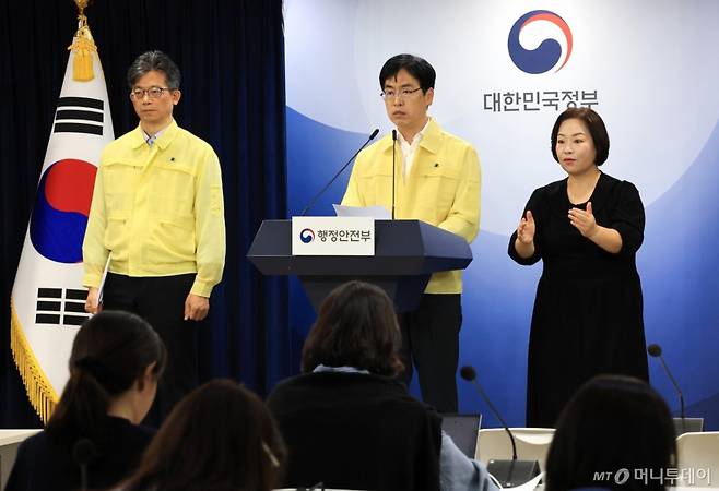 (서울=뉴스1) 임세영 기자 = 김민재 행정안전부 차관이 13일 서울 종로구 정부서울청사에서 국가정보자원관리원 행정정보시스템 화재 관련 중앙재난안전대책본부 브리핑을 하고 있다. 2025.10.13/뉴스1  Copyright (C) 뉴스1. All rights reserved. 무단 전재 및 재배포,  AI학습 이용 금지. /사진=(서울=뉴스1) 임세영 기자