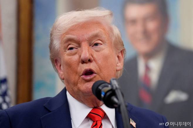 도널드 트럼프 미국 대통령이 지난 10일(현지시간) 워싱턴DC 백악관에서 아스트라제네카 약가 인하를 발표하는 모습./AFPBBNews=뉴스1