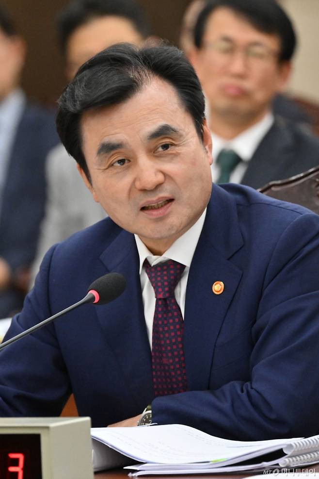 안규백 국방부 장관이 13일 서울 용산구 국방부 청사에서 열린 국방위원회의 국방부 등에 대한 국정감사에서 의원의 질의에 답변하고 있다. / 사진=뉴시스