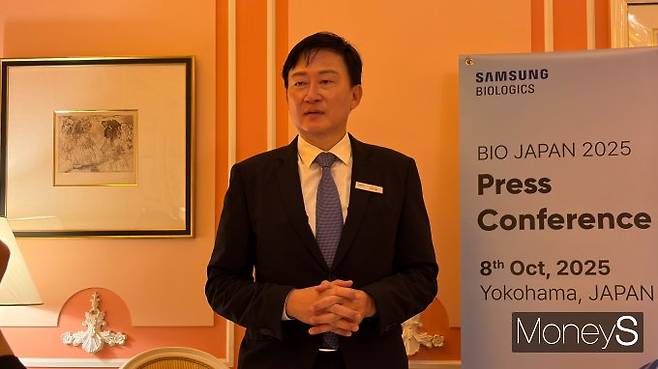 사진은 바이오재팬 행사장 인근에서 기자 간담회를 진행한 존림 삼성바이오로직스 대표. /사진=김동욱 기자