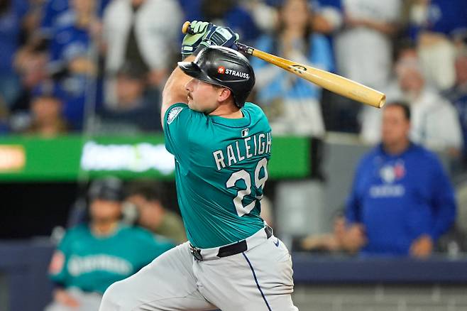 시애틀 매리너스가 칼 롤리의 홈런에 힘입어 아메리칸리그 챔피언십시리즈 첫 경기를 승리했다. 사진은 13일(한국시각) 캐나다 온타리오주 토론토 로저스센터에서 열린 토론토 블루제이스와의 아메리칸 챔피언십시리즈(ALCS) 1차전에서 홈런을 쏘아 올린 롤리의 모습. /사진=로이터