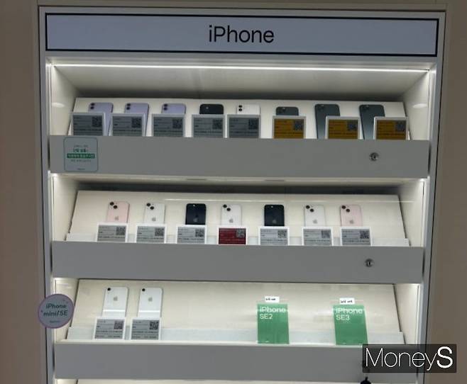 MZ세대 사이에서 구형 아이폰이 다시 인기를 끌고 있다. 사진은 서울 서대문구 한 중고폰 매장. /사진=신소민 기자