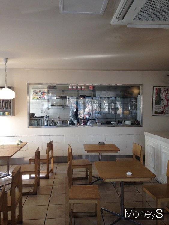 구형폰을 찾는 MZ세대가 늘고 있다. 사진은 구형 아이폰5c로 촬영한 식당의 모습. /사진=신소민 기자