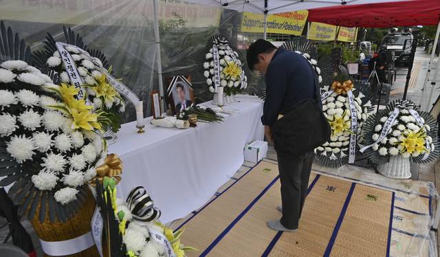 양평 공무원 분향소에 시민 조문  : 13일 오전 김건희특검팀(특별검사 민중기) 사무실이 있는 서울 종로구 KT광화문웨스트빌딩 앞 분향소에서 한 시민이 특검팀의 조사를 받은 뒤 10일 숨진 채 발견된 경기 양평군청 공무원 A 씨의 영정 앞에서 묵념을 하고 있다.  백동현 기자