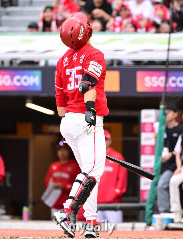 4연타석 삼진을 당한 SSG 한유섬이 아쉬워하고 있다 / 문학 = 유진형 기자 zolong@mydaily.co.kr