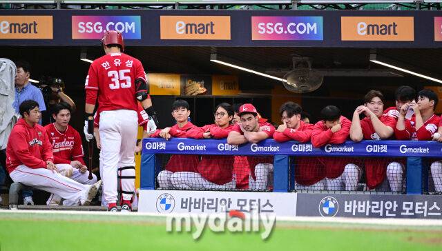 SSG 동료들이 4연타석 삼진을 당한 한유섬을 모른 척하고 있다 / 문학 = 유진형 기자 zolong@mydaily.co.kr