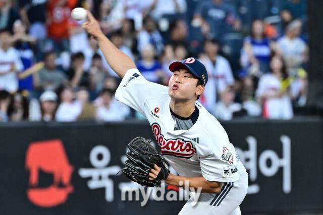 11일 대전 한화생명 볼파크 야구장에서 열린 2025 신한 SOL뱅크 KBO 올스타 프라이데이' 남부 올스타(상무·KT·삼성·NC·롯데·KIA) - 북부 올스타(한화·SSG·LG·두산·고양 히어로즈) 경기. 북부 박연준(두산)이 4회초 2사 1-2루에 교체되 힘차게 투구하고 있다./마이데일리