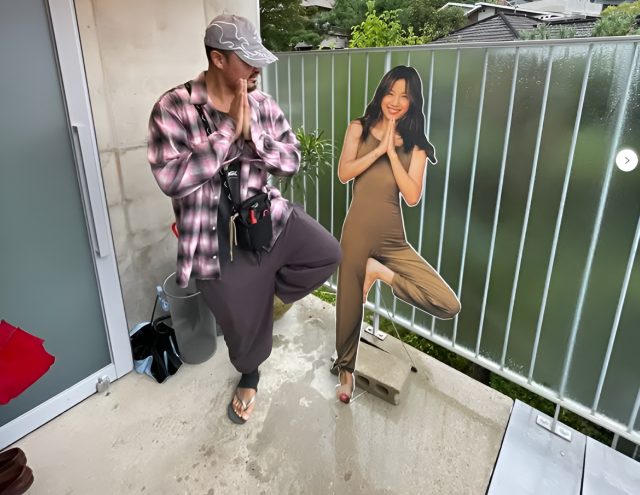 래퍼 던밀스가 이효리 요가원 수강생임을 인증하는 사진을 공개했다./던밀스 소셜미디어