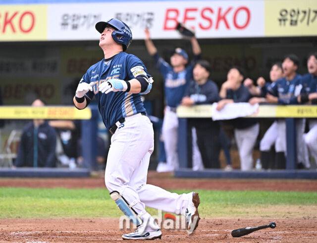 6일 오후 대구광역시 수성구 대구삼성라이온즈파크에서 진행된 '2025 프로야구 KBO리그 포스트시즌' 와일드카드 결정전 1차전 삼성라이온즈와 NC다이노스의 경기.NC 김형준이 5회초 1사에서 솔로홈런을 터뜨리고 있다./마이데일리