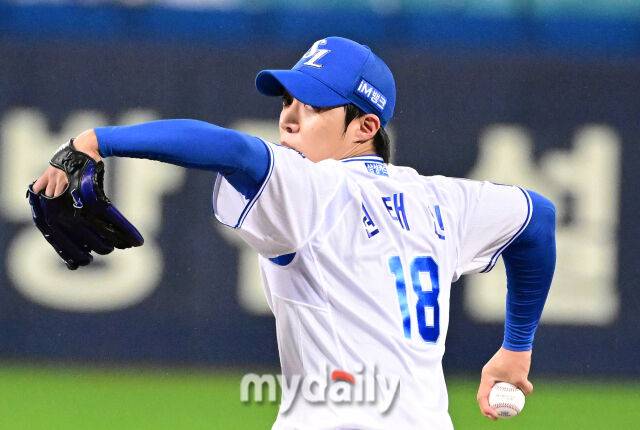 2025년 10월 13일 오후 대구 삼성라이온즈파크에서 열린 '2025 신한 SOL Bank KBO 포스트시즌' SSG 랜더스와 삼성 라이온즈의 준플레이오프 3차전 경기. 삼성 선발투수 원태인이 역투하고 있다./대구=유진형 기자