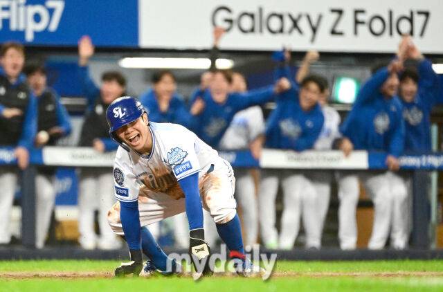 2025년 10월 13일 오후 대구 삼성라이온즈파크에서 열린 '2025 신한 SOL Bank KBO 포스트시즌' SSG 랜더스와 삼성 라이온즈의 준플레이오프 3차전 경기. 삼성 1루 주자 김지찬이 3회말 2사 1.3루서 삼성 김성윤의 내야 안타 때 SSG 2루수 안상현의 1루 송구 실책 때 홈을 밟고 기뻐하고 있다./대구=유진형 기자