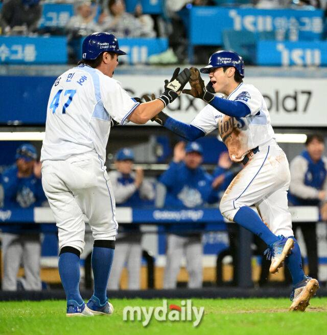 2025년 10월 13일 오후 대구 삼성라이온즈파크에서 열린 '2025 신한 SOL Bank KBO 포스트시즌' SSG 랜더스와 삼성 라이온즈의 준플레이오프 3차전 경기. 삼성 3루 주자 강민호와 1루 주자 김지찬이 삼성 김성윤의 내야 안타 때 SSG 2루수 안상현의 1루 송구 실책 때 홈을 밟고 기뻐하고 있다./대구=유진형 기자