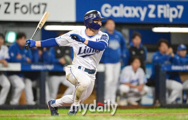 2025년 10월 13일 오후 대구 삼성라이온즈파크에서 열린 '2025 신한 SOL Bank KBO 포스트시즌' SSG 랜더스와 삼성 라이온즈의 준플레이오프 3차전 경기. 삼성 김성윤이 3회말 2사 1.3루서 1타점 적시타를 치고 있다./대구=유진형 기자