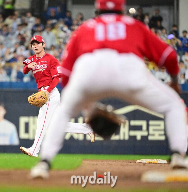 2025년 10월 13일 오후 대구 삼성라이온즈파크에서 열린 '2025 신한 SOL Bank KBO 포스트시즌' SSG 랜더스와 삼성 라이온즈의 준플레이오프 3차전 경기. SSG 2루수 안상현이 3회말 2사 1.3루서 삼성 김성윤의 내야 안타 때 1루 송구 실책을 하고 있다.대구=유진형 기자