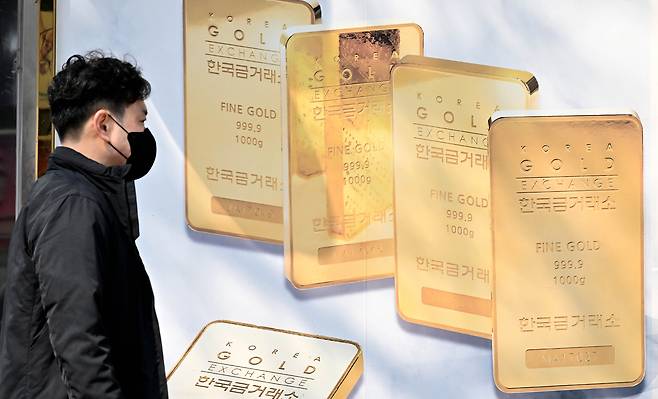 미국 도널드 트럼프 대통령의 상호관세 부과를 앞두고 안전자산 선호 현상이 높아지는 가운데 31일(현지시간) 미국 뉴욕시장에서 금 현물 가격 한 때 온스당 3160달러(약 466만 원)까지 오르며 또다시 최고치를 갱신했다. 1일 오전 서울 종로구 한국금거래소 앞을 한 시민이 지나고 있다. 임세준 기자