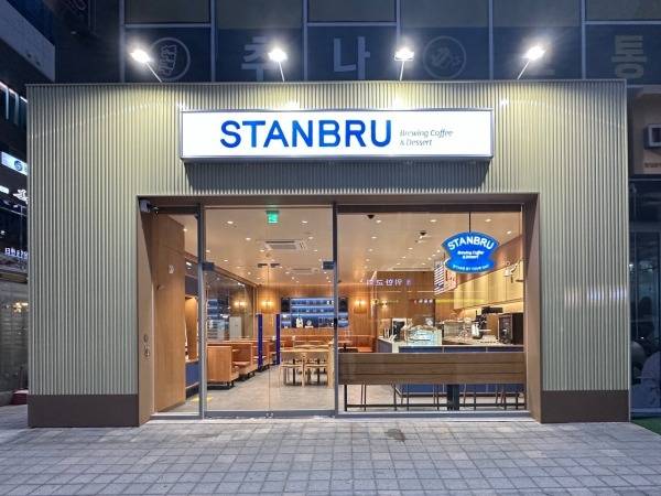 롯데GRS가 올해 6월 선보인 커피 브루잉 전문 브랜드 ‘스탠브루’. 아메리카노 가격은 2800원으로 고품질 가성비 브랜드를 추구한다. [롯데GRS 제공]