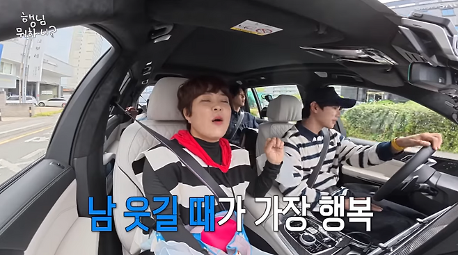 방송인 조혜련(사진왼쪽)이 배우 이이경이 운전하는 뉴 iX에 탑승해 자신의 예능 철학을 설명하고 있다. [놀면뭐하니 유튜브 갈무리]