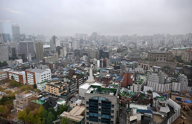 더불어민주당과 정부, 대통령실이 서울·경기 지역을 타깃으로 한 부동산 추가 대책을 이번 주 내놓기로 했다. 사진은 서울 도심 일대 모습 임세준 기자