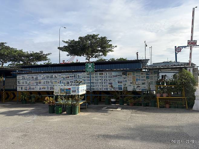 싱가포르 건설공사 현장 한편에 다양한 언어로 안내돼 있는 안전 관련 가이드라인이 붙어있다. 신혜원 기자